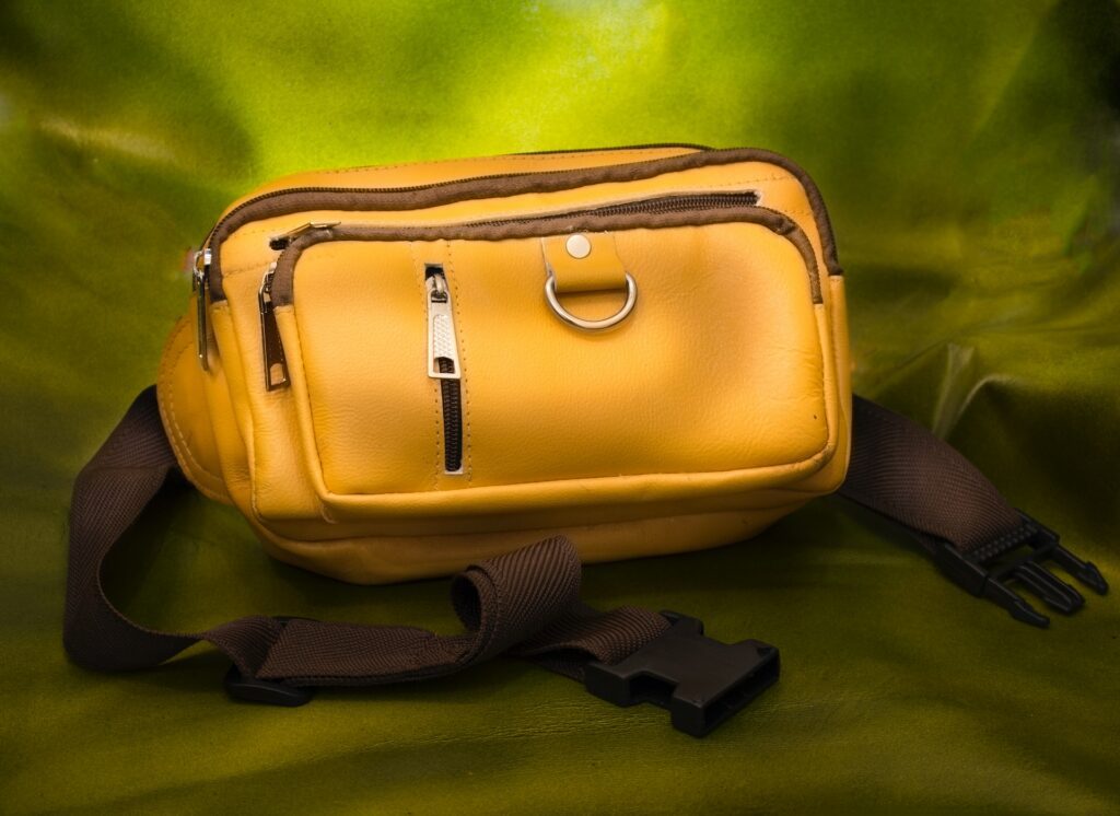 Tas pinggang adalah salah satu jenis tas yang praktis digunakan