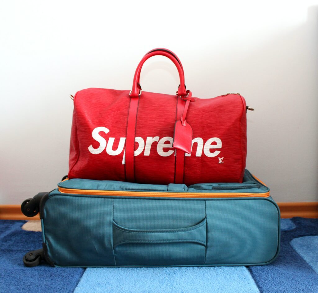 Tas travel yang memiliki ukuran lebih besar daripada tas pada umumnya