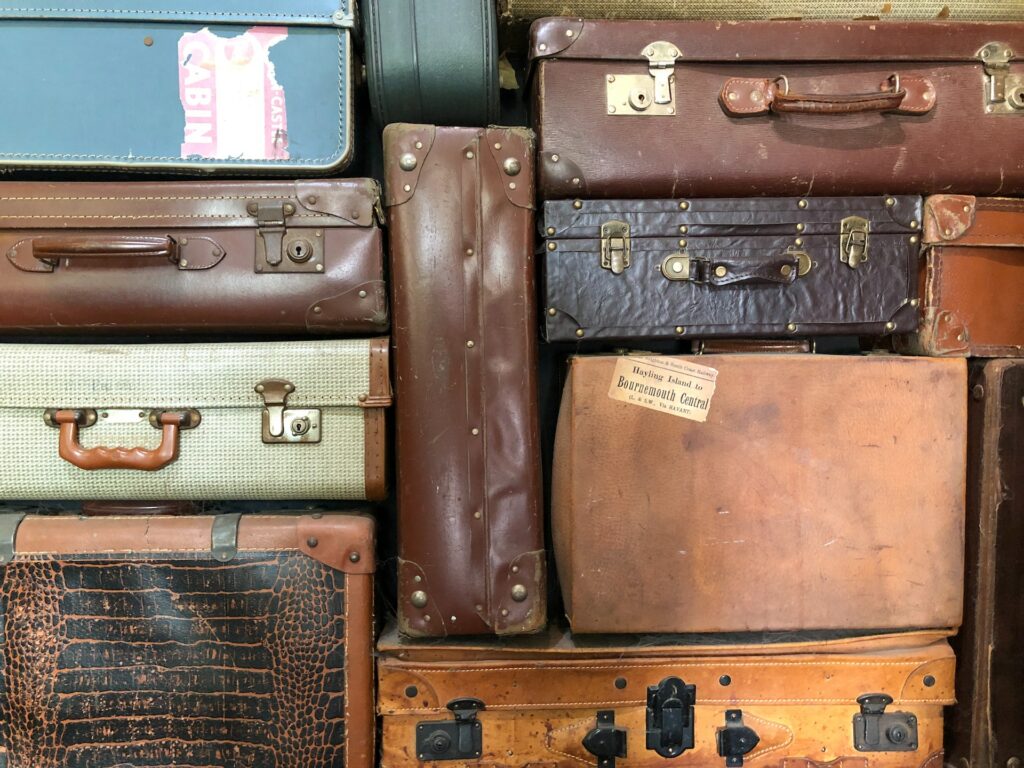 Dengan koper custom untuk bisnis, Anda dapat menampilkan citra bisnis yang profesional dan meningkatkan efisiensi perjalanan