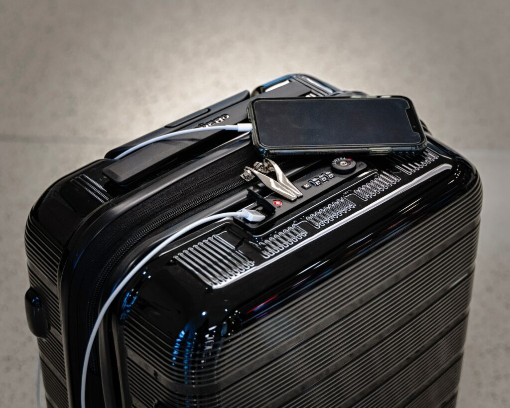 Pastikan koper custom untuk bisnis yang Anda pilih memiliki fitur keamanan yang baik, seperti pengunci yang kuat dan tahan lama