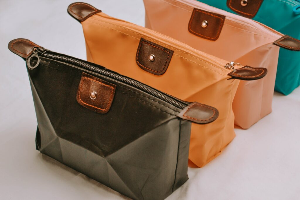 Souvenir tas pouch berguna untuk menyimpan barang-barang kecil, seperti make up dan alat tulis