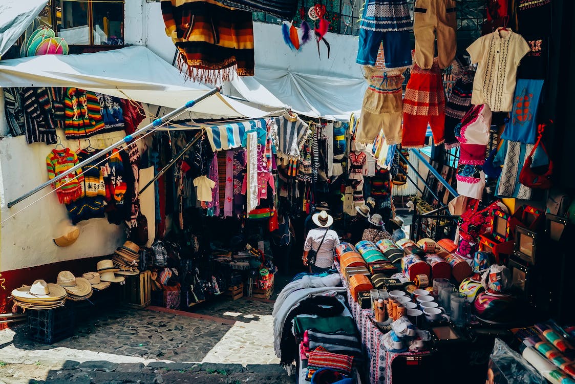 Berbagai souvenir unik di pasar tradisional Indonesia