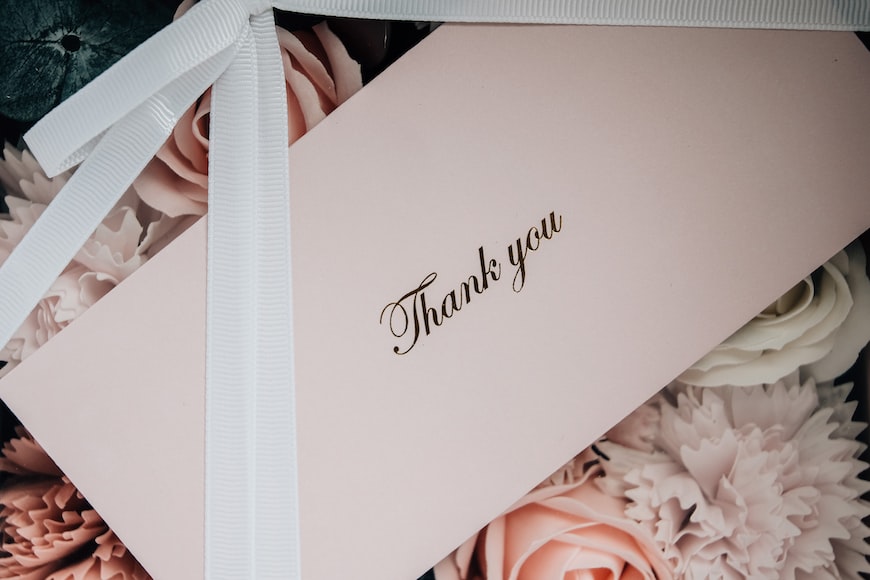 Berikan kartu ucapan terima kasih dari Lokasoka beserta gift box kepada klien bisnis Anda