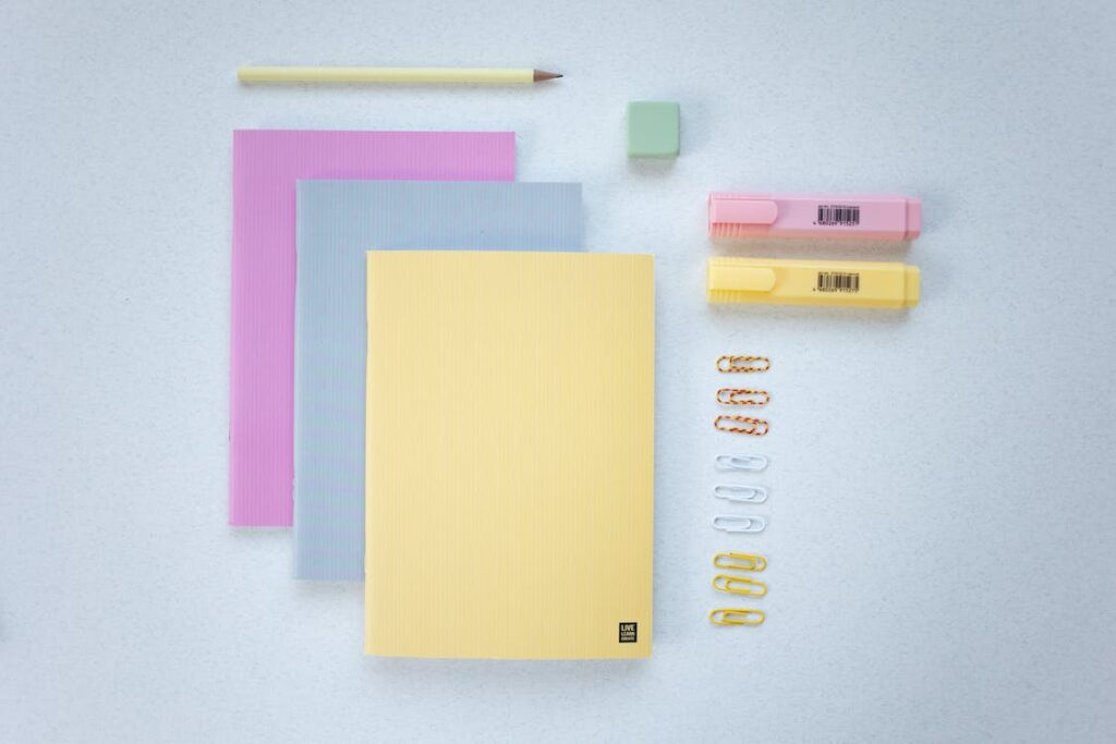 Buku notes custom dan alat tulis yang tersemat logo perusahaan atau kampus menjadi daya tarik tersendiri