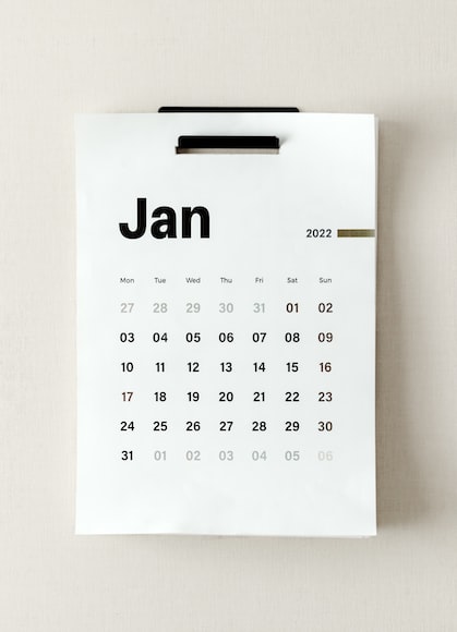Lokasoka menyediakan kalender dinding untuk menghiasi ruangan kantor Anda
