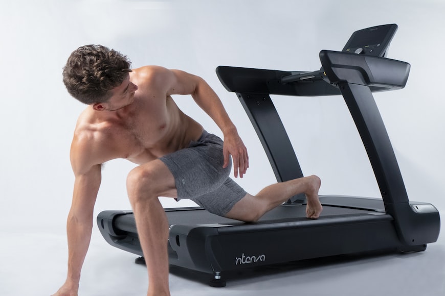 Pastikan untuk memiliki sports kit dari Lokasoka ketika olahraga dengan treadmill