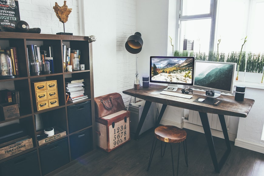 Salah satu manfaat menghias meja kantor dari produk Lokasoka adalah menciptakan ruang yang menyenangkan