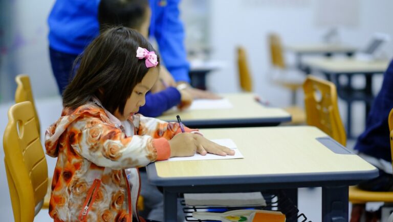 Siapkan perlengkapan sekolah yang berkualitas dari Lokasoka, seperti alat tulis dan tas ransel