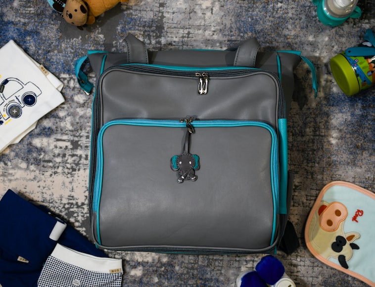 Tas traveling favorit dari Lokasoka berbentuk ransel karena mudah dibawa kemana-mana