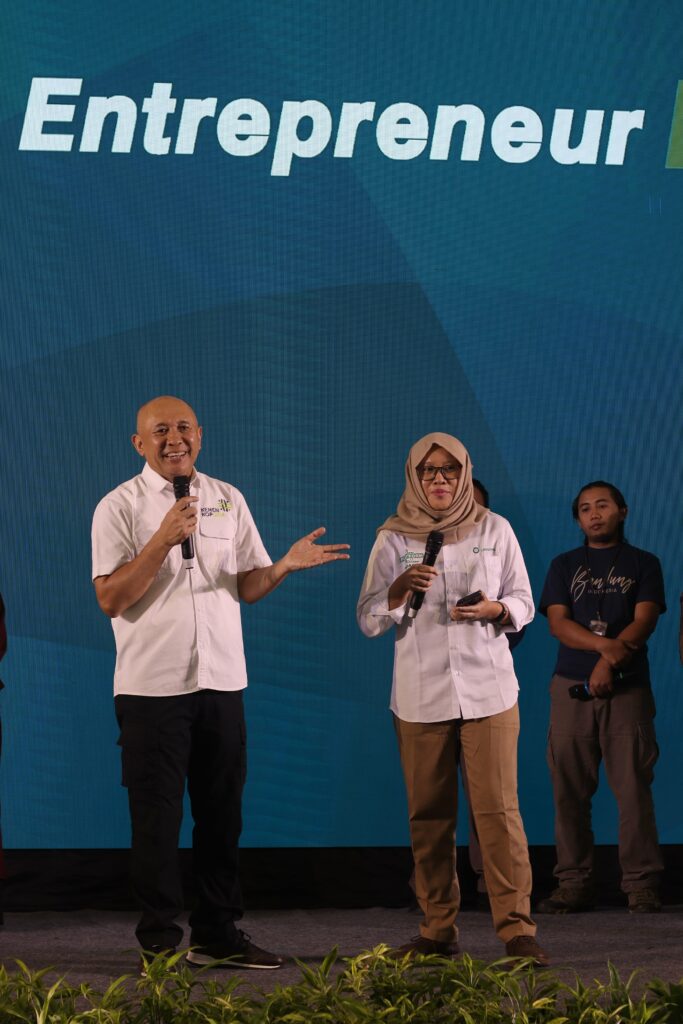 Teten Masduki, KemenKopUKM dukung Lokasoka dan Laras Widyaputri, CEO dan Founder Lokasoka berkesempatan speech singkat di Dialog Interaktif.webp
