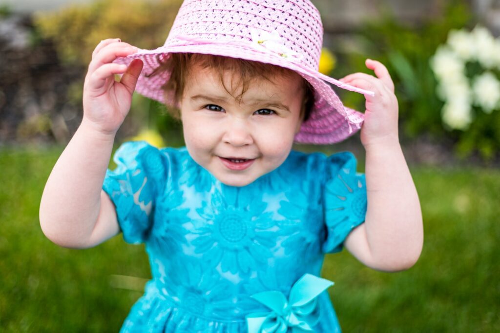 Salah satu inspirasi model baju anak perempuan adalah dress dengan topi cute