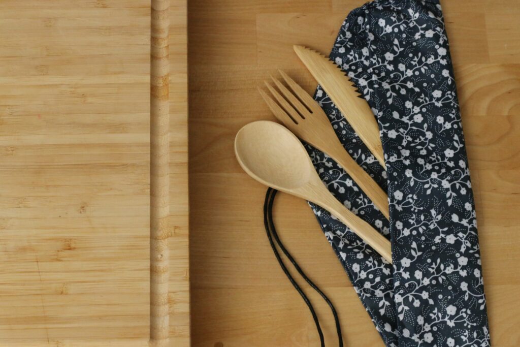 Cutlery set kayu dari Lokasoka dapat menjadi hadiah unik bagi orang yang suka memasak 