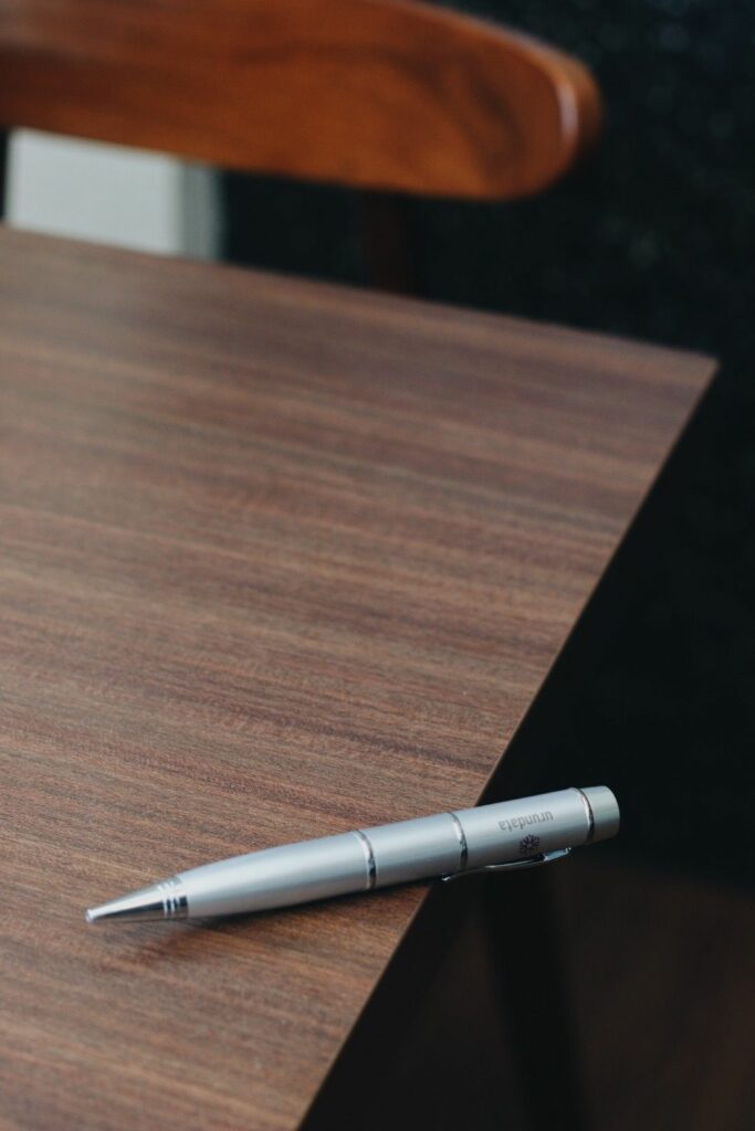 Pulpen flashdisk sebagai alat tulis unik dari Lokasoka, bisa dijadikan hadiah kepada rekan bisnis