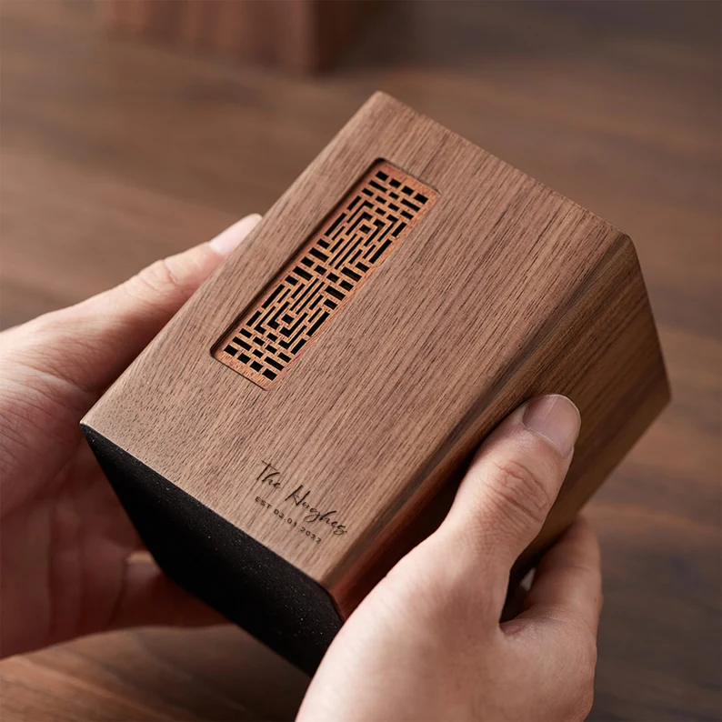 Pesan Engraved Wood Pen Holder di Lokasoka untuk hadiah premium