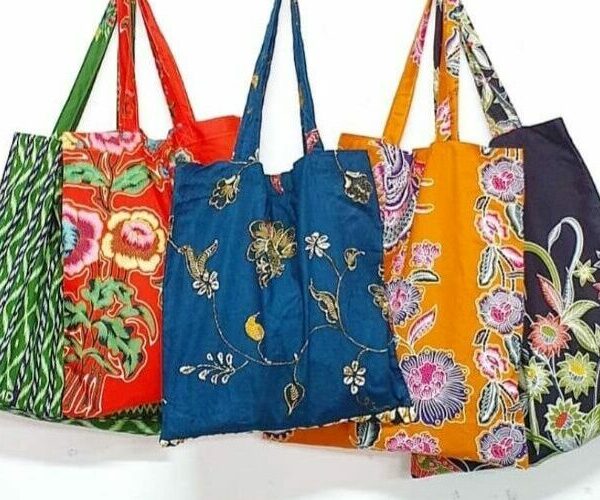 Desain Totebag Batik Untuk Souvenir Kantor