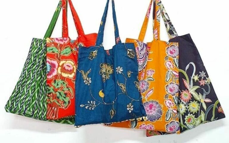 Desain Totebag Batik Untuk Souvenir Kantor