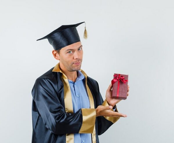 Inspirasi Kado Wisuda Bermakna untuk Orang Terkasih