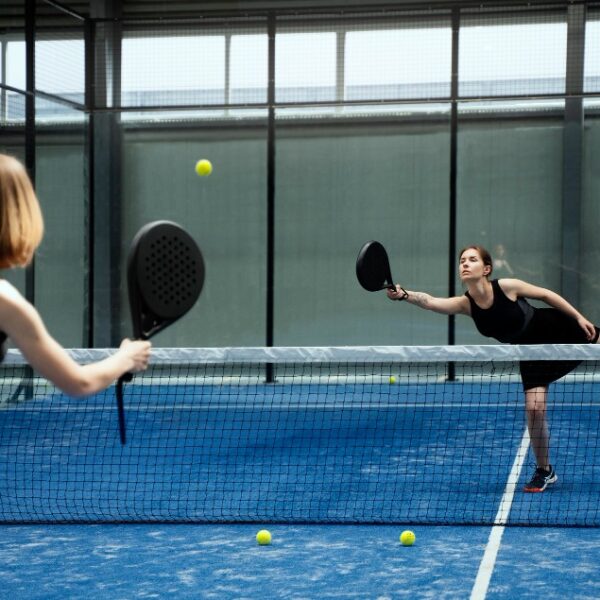 4 Jersey Tim Padel yang Seragam Untuk Turnamen Padel yang Terlihat Profesional