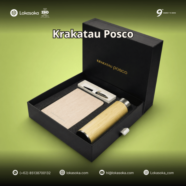 Paket custom onboarding kit karyawan dari Lokasoka yang berisi merchandise fungsional seperti tumbler, notebook, dan lanyard untuk meningkatkan engagement karyawan baru di perusahaan.