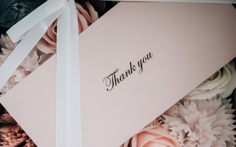 Berikan kartu ucapan terima kasih dari Lokasoka beserta gift box kepada klien bisnis Anda