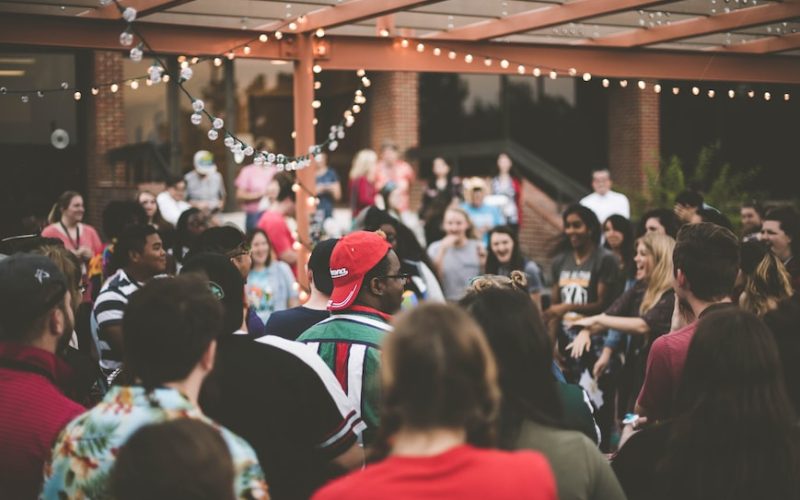 15 Momen Terbaik Bagi-Bagi Souvenir Kantor, Salah Satunya Travel Kit