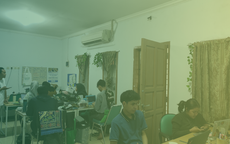Lokasoka memiliki lingkungan kerja yang baik karena memiliki prinsip gotong royong