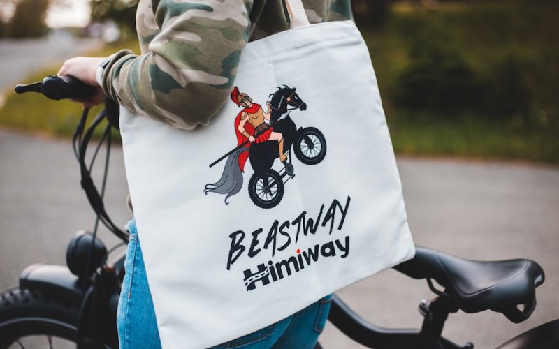 Lokasoka menyediakan beragam totebag berkualitas yang cocok untuk acara kantor