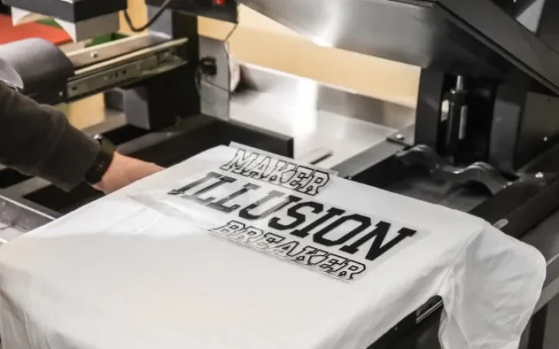 Lokasoka menyediakan usaha percetakan bagi Anda yang ingin custom logo di pakaian, tas, dan produk lainnya