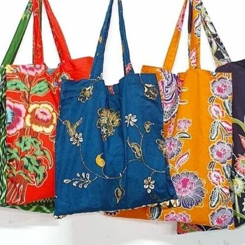 Jangan Bilang Totebag Batik Ketinggalan Zaman, Ini 7 Inspirasi Desain Terbaiknya Untuk Souvenir Kantor