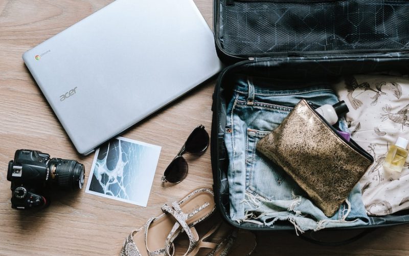 Travel kit terdiri dari barang barang praktis dan mudah digunakan ketika sedang urgensi