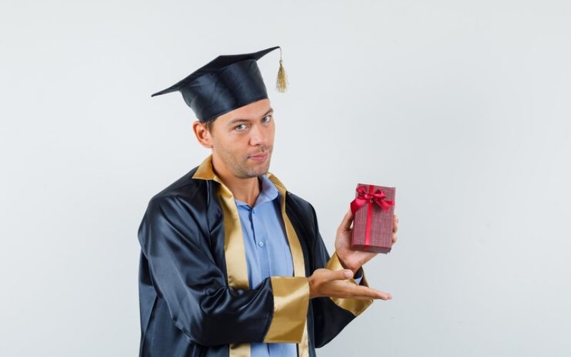 Inspirasi Kado Wisuda Bermakna untuk Orang Terkasih