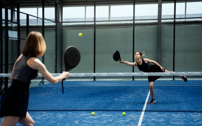 4 Jersey Tim Padel yang Seragam untuk Turnamen Padel yang Terlihat Profesional