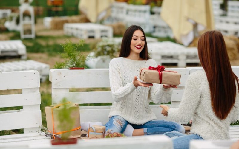 Berniat Beri Kenang-Kenangan Untuk Teman? Ini Dia 12 Ide Kreatif dan Berkesan