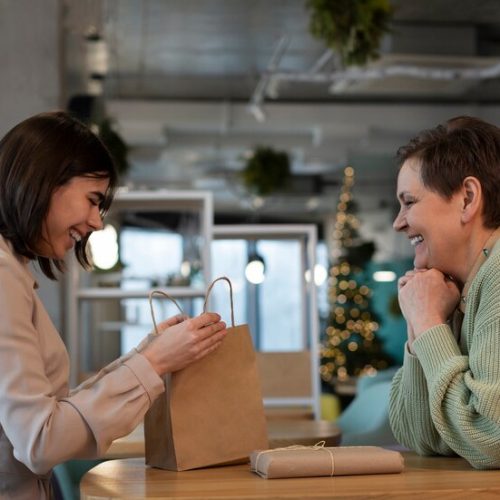 12 Inspirasi Hadiah Perpisahan Untuk Teman Kantor yang Resign