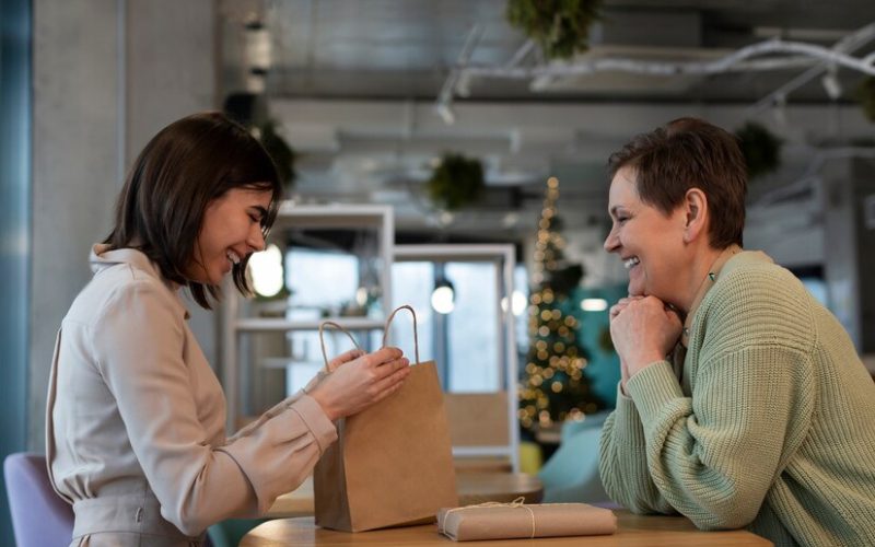 12 Inspirasi Hadiah Perpisahan Untuk Teman Kantor yang Resign